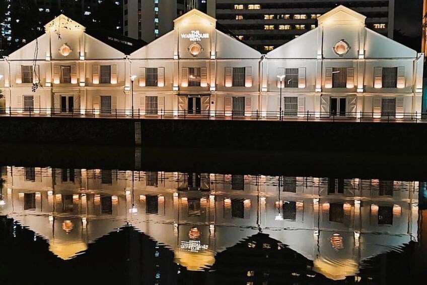 Un edificio frente al agua, con su reflejo en el agua. 1