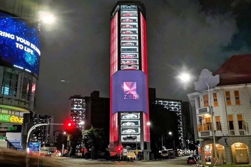 Un paisaje urbano nocturno con carteles luminosos y edificios iluminados. 2
