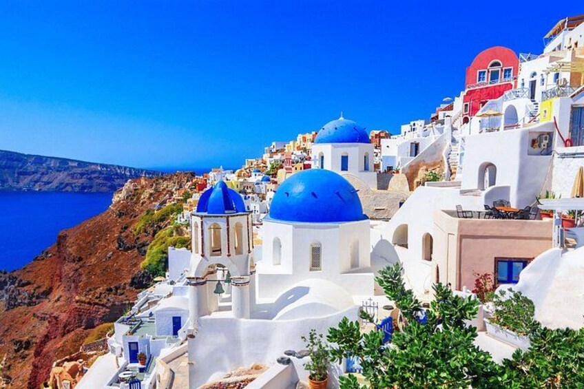 Visit the Iconic 3 Blue Domes of Oia 1