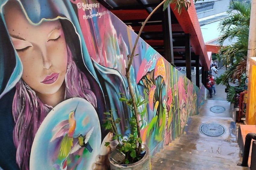 Comuna 13 History and Graffiti Tour with Cable Car 3