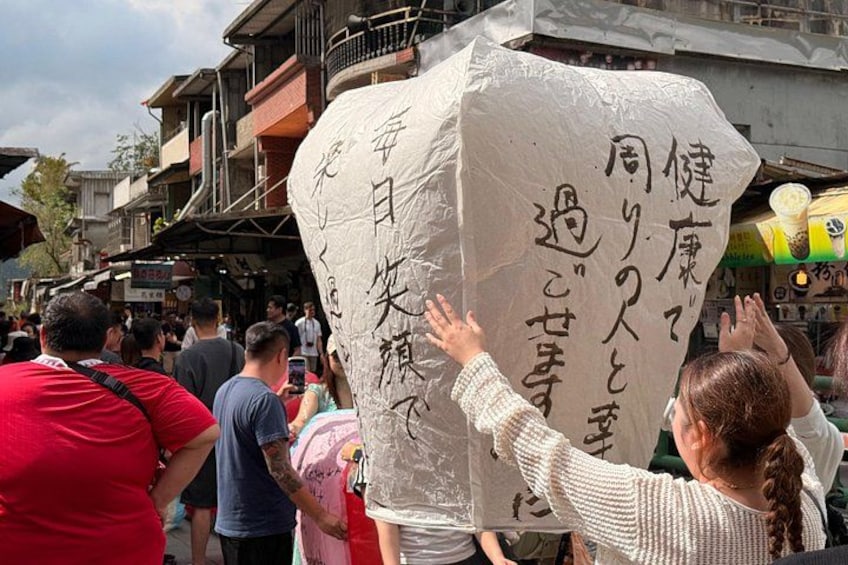 Make a wish on lantern in Shifen Old Street. 2