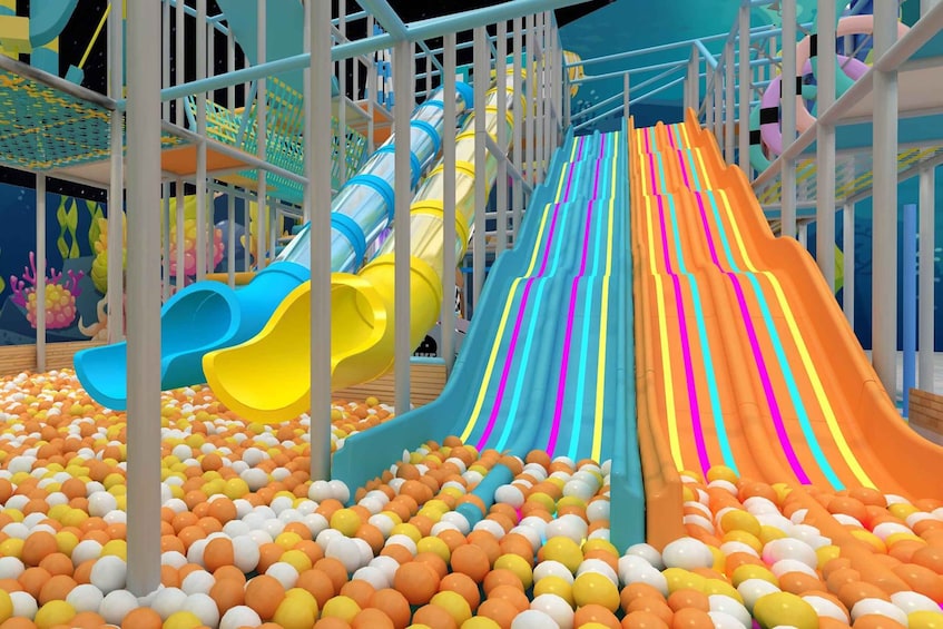 Un'area giochi al coperto vivace, con scivoli multipli e una piscina di palline. 3