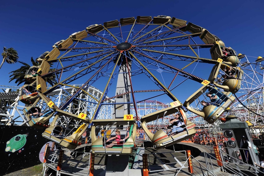 Ein großes Riesenrad mit Gondeln mit den Nummern 9, 10 und 11. 3