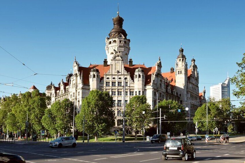 Un edificio histórico con arquitectura ornamentada y una torre destacada. 1