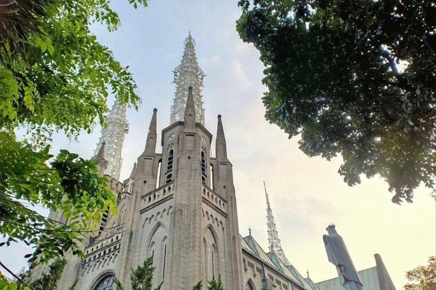 Una imponente iglesia de estilo gótico con arcos apuntados y una aguja alta. 1