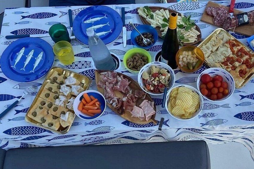 Une table garnie de divers aliments, notamment des olives, du fromage et du pain. 2