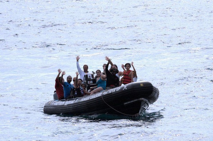Un groupe de personnes se trouve à bord d’un petit bateau pneumatique sur l’eau. 4