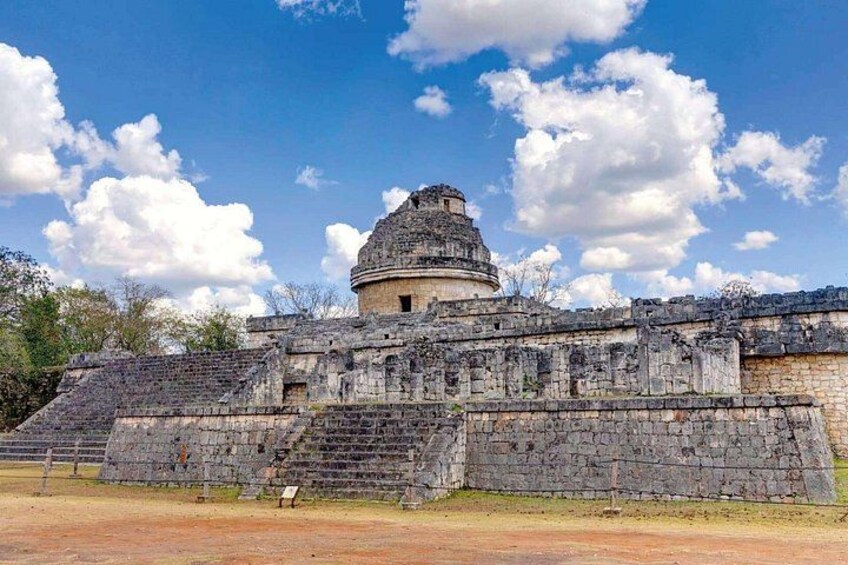 Una gran estructura de piedra antigua con una cúpula central y plataformas escalonadas. 4