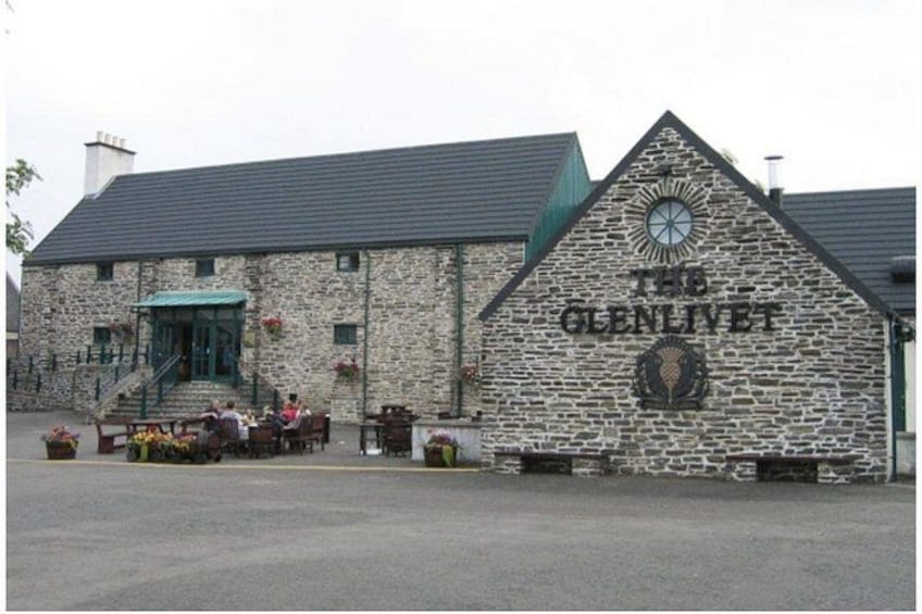 En bygning af sten med et skilt, der viser 'The Glenlivet'. 1