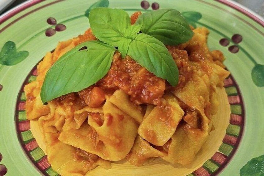 Une assiette de raviolis nappés de sauce tomate et garnis de basilic. 2