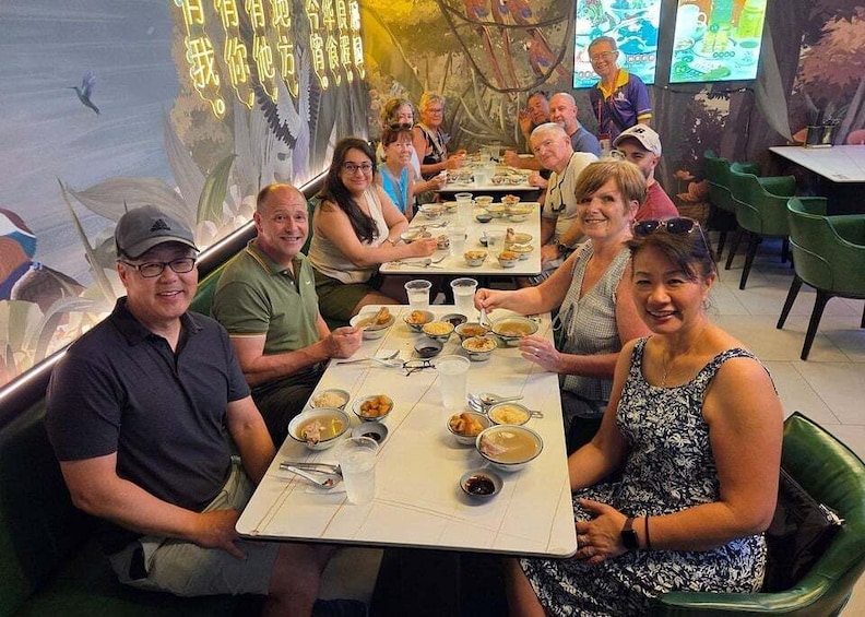 Singapore: Guided Street Food Tour at Night with 9 tastings 1