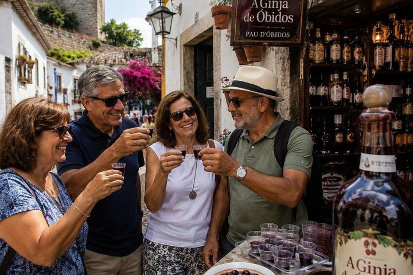Un grupo de personas degustando vino en una bodega local. 2