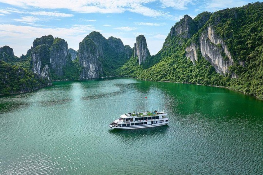 SONATA CRUISE Halong Bay Luxury Day Trip from Hanoi by Expressway 1
