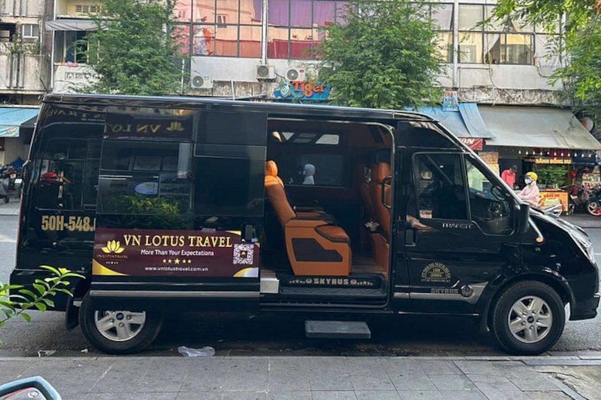 Una camioneta negra con interior marrón y un cartel que anuncia 'VN LOTUS TRAVEL'. 1