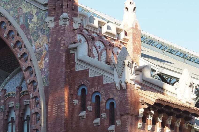 Un bâtiment doté d’un travail de maçonnerie complexe et d’arcs décoratifs. 5