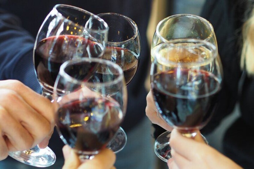 Une personne tenant un verre de vin. 2