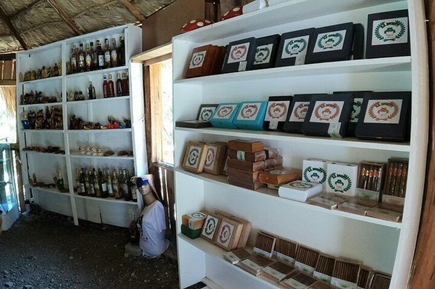 Ripiani pieni di bottiglie e oggetti incorniciati. 3