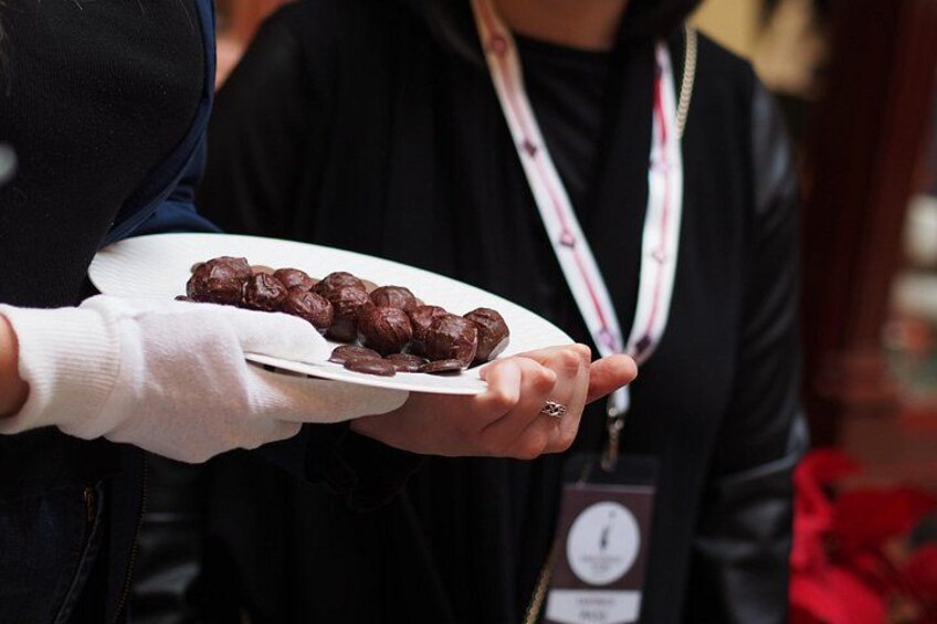 Una persona che tiene un piatto con dolcetti al cioccolato. 4