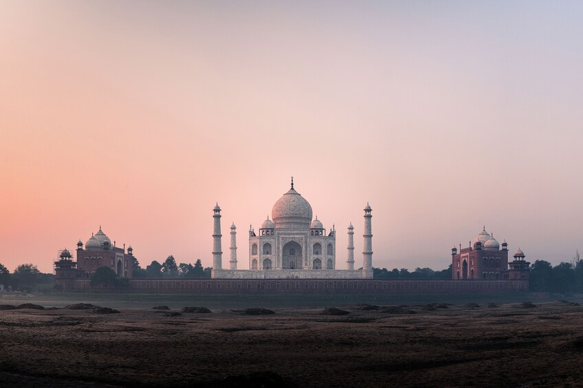 The Taj Mahal with four minarets, surrounded by a large open area. 4