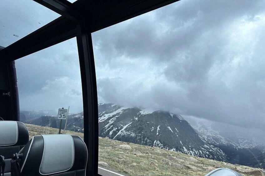 Eine Berglandschaft mit einem Straßenschild, das eine Geschwindigkeitsbegrenzung von 35 anzeigt. 2