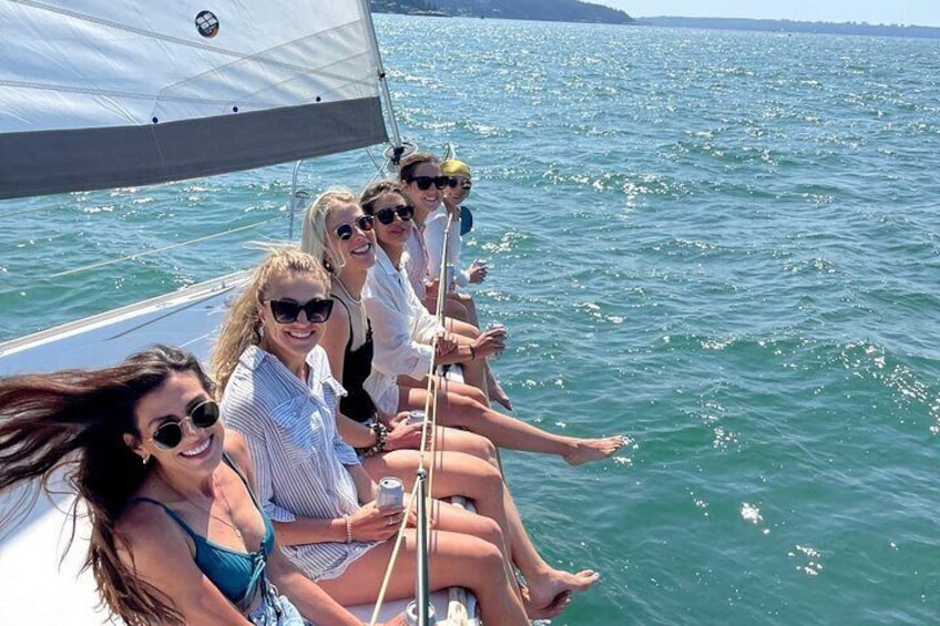 Un groupe de personnes à bord d’un voilier. 1
