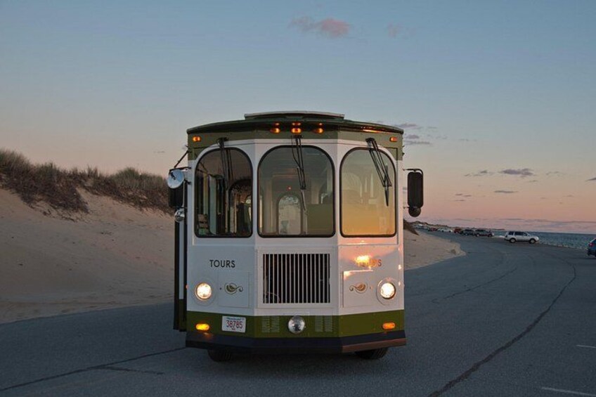 Un autobús turístico circulando por una carretera cerca de la playa. 3