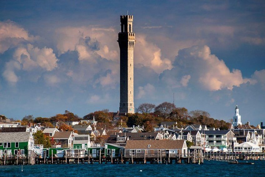 Un pueblo costero con una torre destacada, edificios frente al mar e iglesia. 2