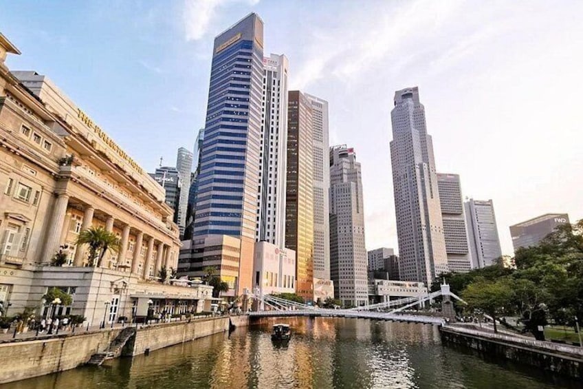 Un paisaje urbano con rascacielos modernos, un edificio histórico y un río con un puente. 5