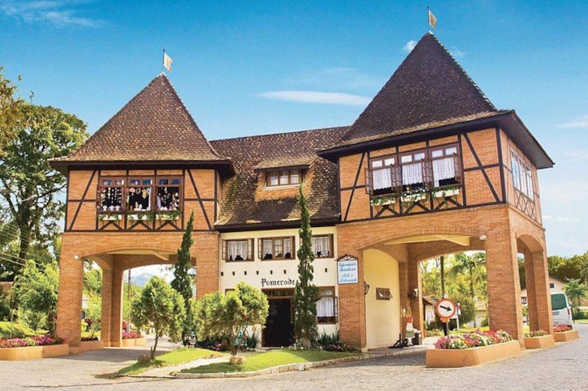 Un edificio tradicional de entramado de madera con un letrero que dice 'Pomerode'. 5