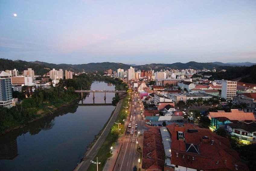 Un río serpentea por una ciudad con edificios, un puente y una carretera. 4