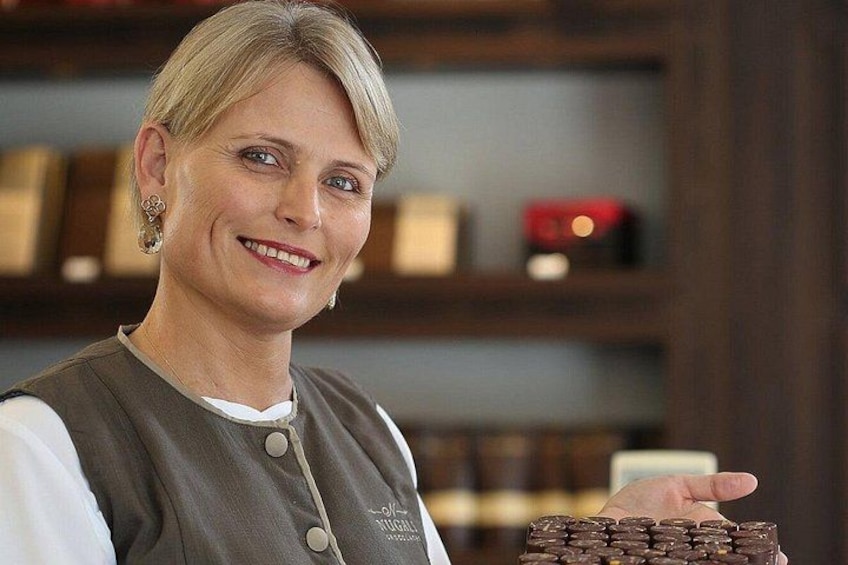 Una persona sosteniendo una pila de barras de chocolate. 2
