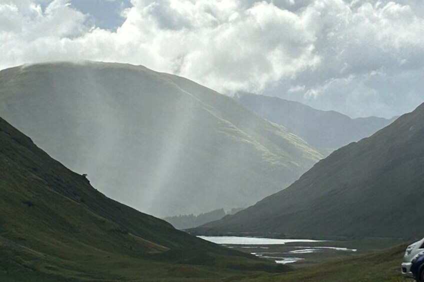 Eine Berglandschaft mit einem Tal und einem See. 2