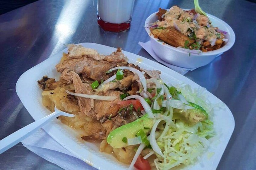 Un plato de carne deshebrada con vegetales y un tazón de sopa con una cuchara. 4