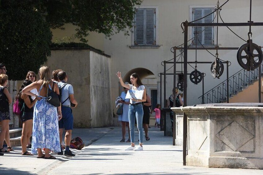 A 2-hour small group tour in English and Spanish 1