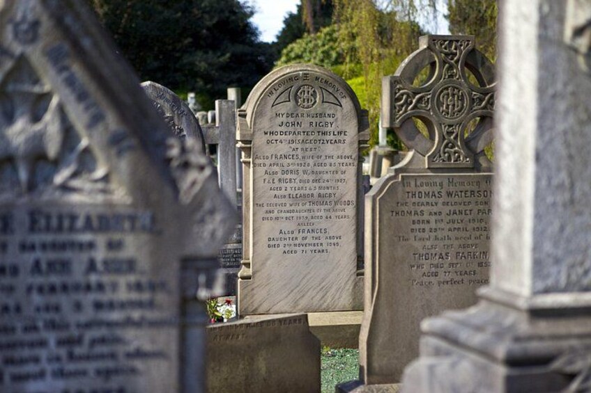Un cimitero con lapidi, tra cui una dedicata a Mykola e John, e un'altra a Thomas e Janet. 2