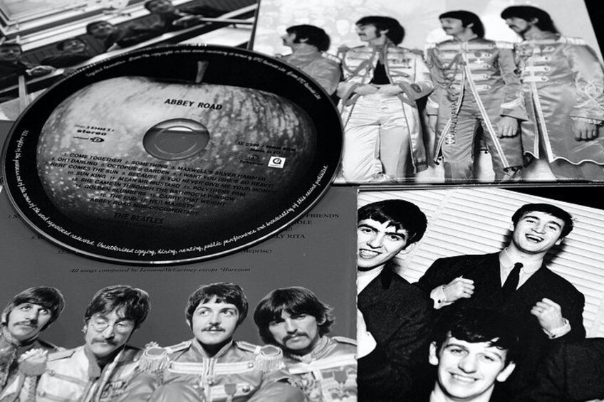 Un vinile, un gruppo di persone in uniforme militare e un altro gruppo in abiti eleganti. 1
