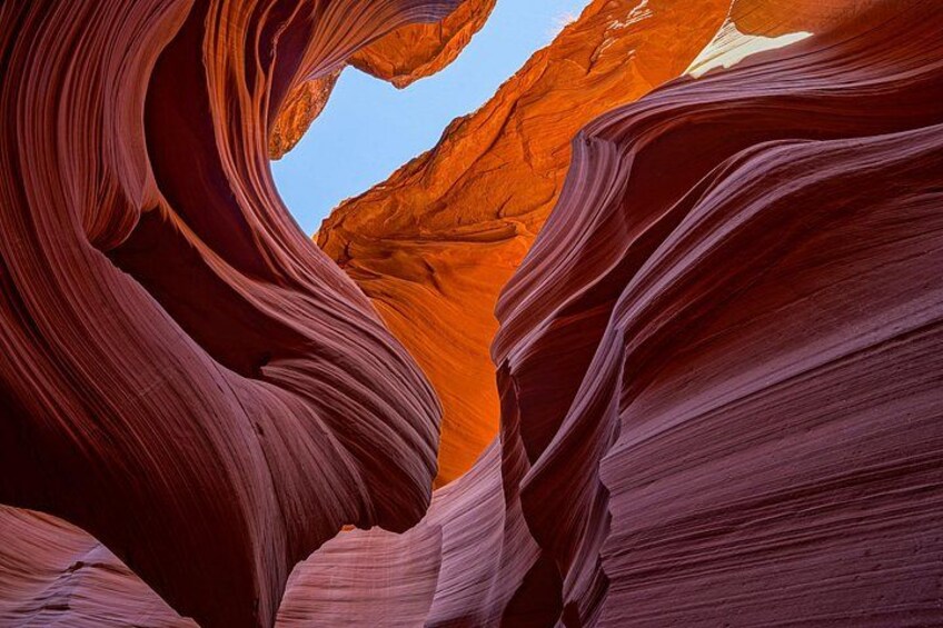 Een canyon met gelaagde rotsformaties. 3