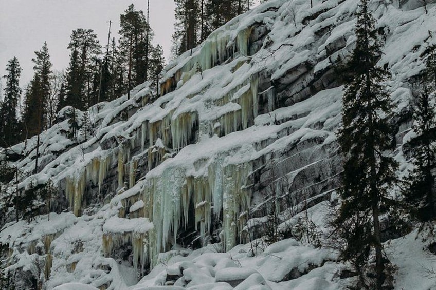 Une montagne enneigée, parsemée de stalactites et d’arbres. 5