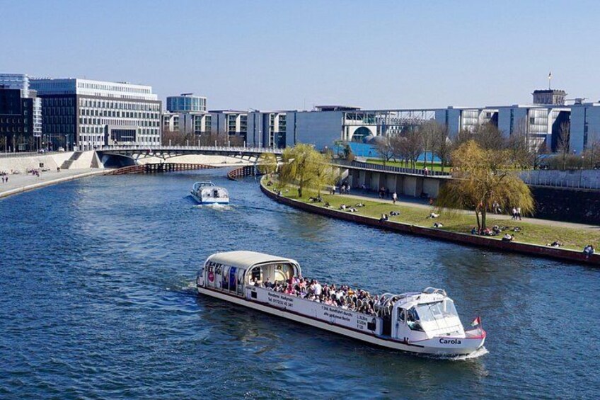 Berlin: 1-hr Boat Tour with Bilingual Live Guide (DE/EN) 2