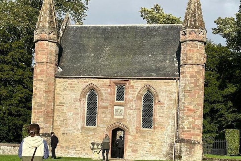 Una iglesia histórica con techo a dos aguas, ventanas arqueadas y un campanario. 2