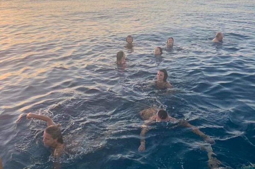Sunset aperitif on the water 3