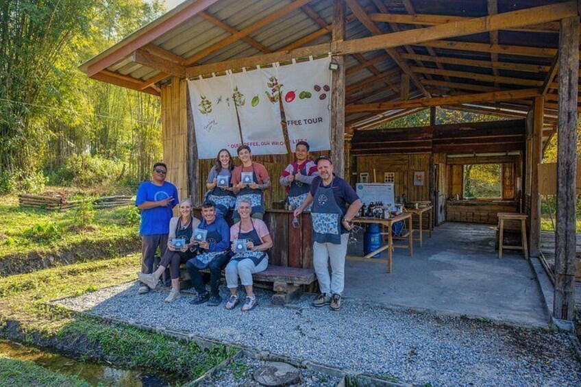 Un grupo de personas posando frente a una estructura de madera con un cartel que dice 'FREE TOUR'. 2