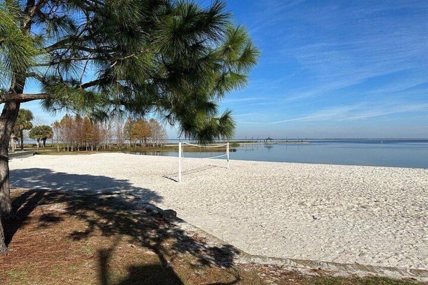 A nice shady spot on the sandy beach. Wanna play some volleyball? 3