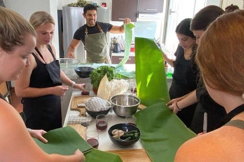 Eine Gruppe Menschen betreibt gemeinschaftlich Kochaktivitäten in einer Küche. 4