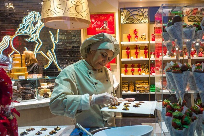 Una persona prepara il cibo in una cucina con una decorazione a forma di cavallo al neon sullo sfondo. 2