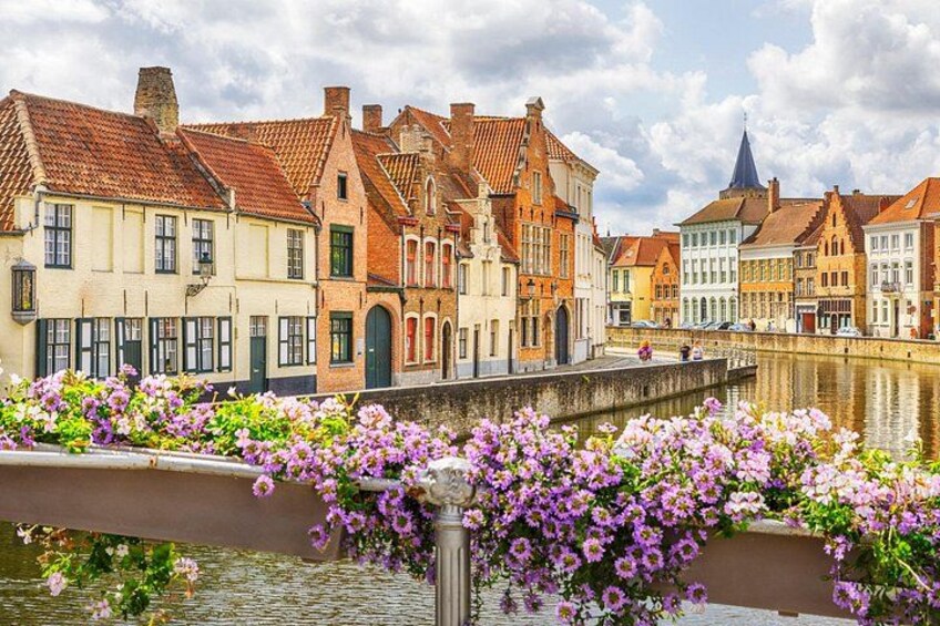Un canale con edifici e fiori. 1