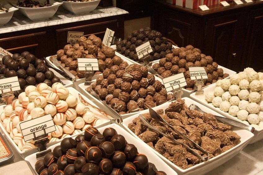Un'ampia varietà di pasticcini e dolci esposti su vassoi con etichette. 4