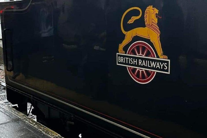 Ein Zug mit dem British Railways Logo, das einen Löwen und ein Rad zeigt. 4