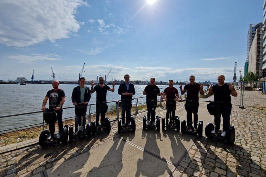 En gruppe mennesker på segways ved en vandkant under en klar himmel. 4