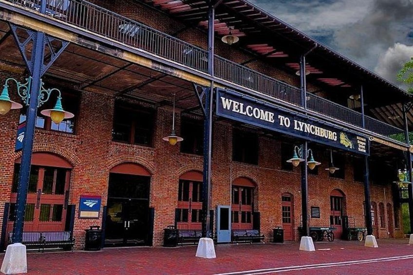 Un edificio de ladrillo con un letrero que dice 'Welcome to Lynchburg'. 4